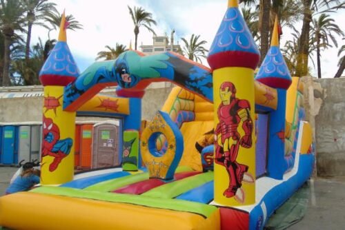 Castillo hinchable con tobogán para fiestas infantiles