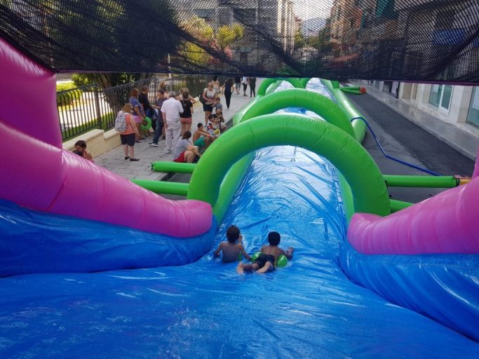 Niños deslizándose por el Monster Slide divertidos