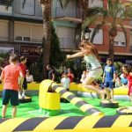 Barredora infantil con hinchable de seguridad para cumpleaños en Alicante