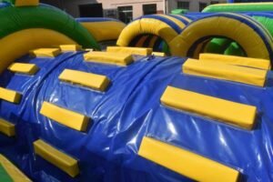 Circuito hinchable de obstaclos, pista americana para fiestas en Alicante