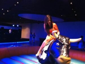 Alquiler atracciones y toro mecánico en discotecas de Alicante y Murcia