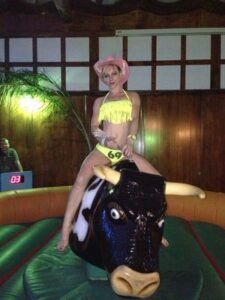 Alquiler de toro mecanico para despedidas de soltero y soltera