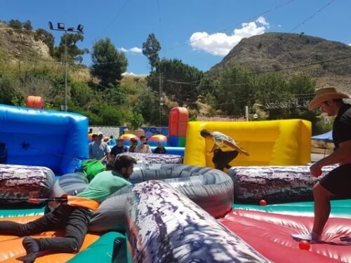 Hinchable tragabolas, juego gaypout y humor amarillo