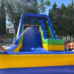 Tobogan acuático con piscina