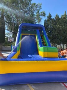 Tobogan acuático con piscina