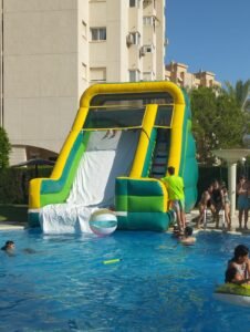 Tobogan acuático con piscina