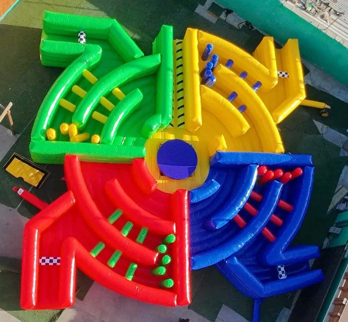 alquiler atracciones mecánicas en Alicante, Wipeout, Humor amarillo.